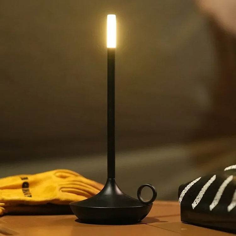 Superbe lampe en métal en forme de bougie avec interrupteur tactile, recharge USB, éclairage blanc chaud ajustable, design créatif  pour une ambiance chaleureuse et vintage. La livraison prioritaire est offerte !