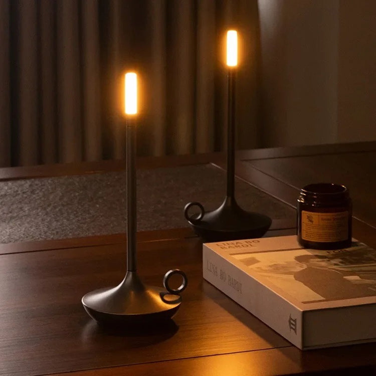 Superbe lampe en métal en forme de bougie avec interrupteur tactile, recharge USB, éclairage blanc chaud ajustable, design créatif  pour une ambiance chaleureuse et vintage. La livraison prioritaire est offerte !