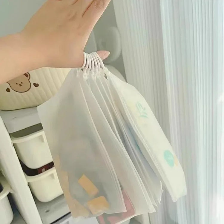 Sacs de rangement transparents avec anneau de traction 23×14 cm, multifonctionnels et étanches, pochettes zippées pour bijoux, cosmétiques, câbles, papeterie et petits articles, réutilisables et portables. Livraison offerte !
