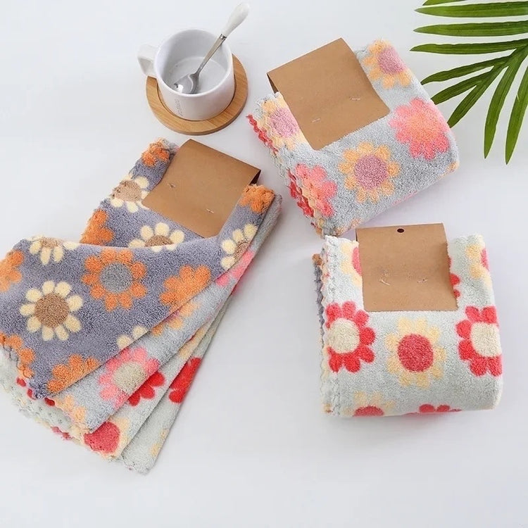 Lot de 4 magnifiques chiffons en microfibre ultra-denses et épais, agréable motif de tournesols colorés, pour nettoyer et essuyer vos surfaces avec le sourire ! 30X30cm. Produit Premium et coup de coeur. La livraison est offerte !